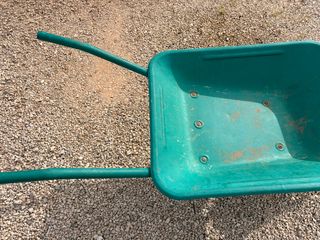 Carretilla verde con rueda maciza