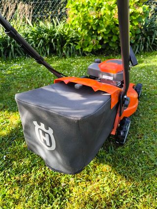 Cortacésped Husqvarna LC 247S con tracción