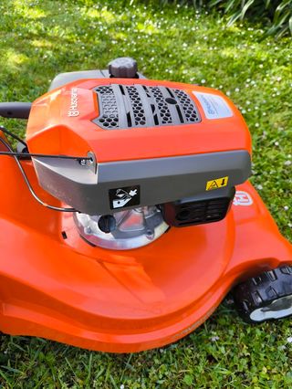 Cortacésped Husqvarna LC 247S con tracción