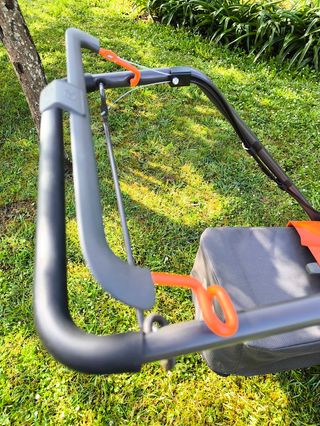 Cortacésped Husqvarna LC 247S con tracción
