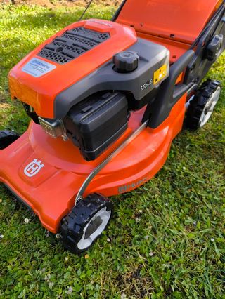 Cortacésped Husqvarna LC 247S con tracción