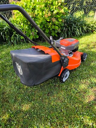 Cortacésped Husqvarna LC 247S con tracción