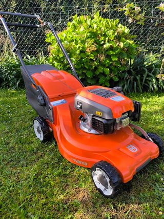 Cortacésped Husqvarna LC 247S con tracción