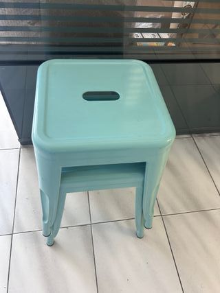 Taburetes metálicos azules