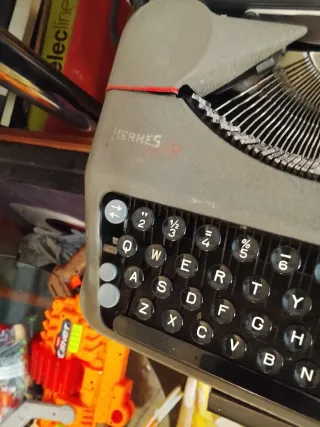 Máquina de escribir portátil Hermes Baby