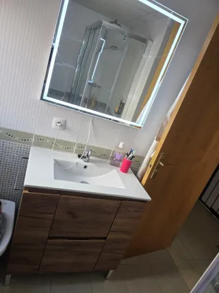 Meuble de banô con espejo roto y lavabo