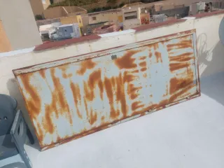 Puerta metálica oxidada gratis