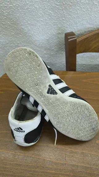 Zapatillas Adidas  Negras y Blancas talla 41