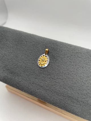 Medalla Virgen Niña Oro Bicolor 18K