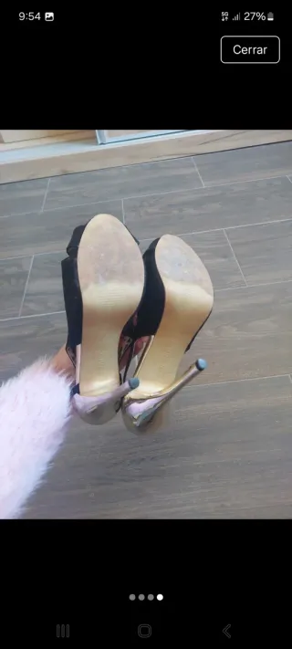 Zapatos de tacón negros y dorados