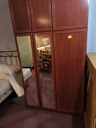 Armario madera con puertas de cristal