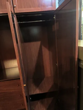 Armario madera con puertas de cristal