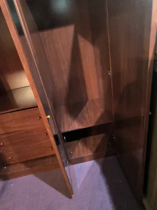 Armario madera con puertas de cristal