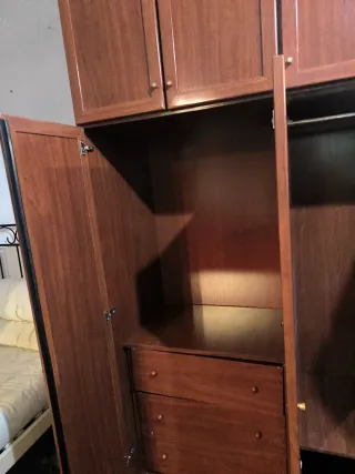 Armario madera con puertas de cristal