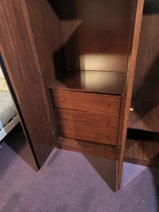 Armario madera con puertas de cristal