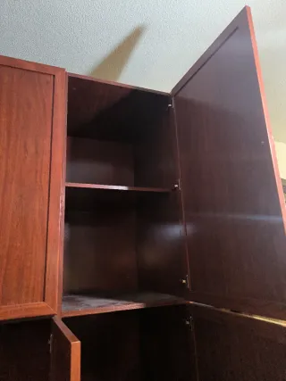 Armario madera con puertas de cristal