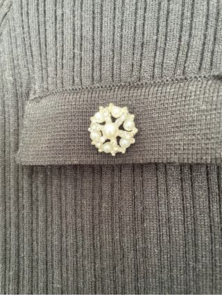 Vestido negro con botones joya