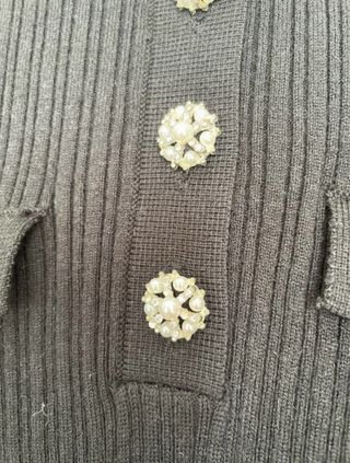 Vestido negro con botones joya