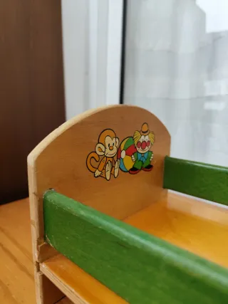 Cama de madera para muñecas