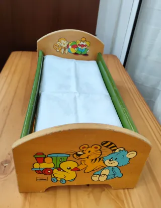 Cama de madera para muñecas