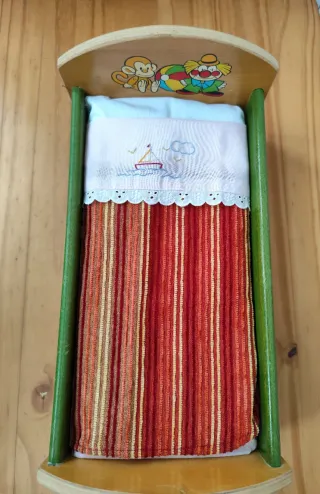 Cama de madera para muñecas