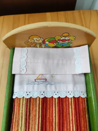 Cama de madera para muñecas