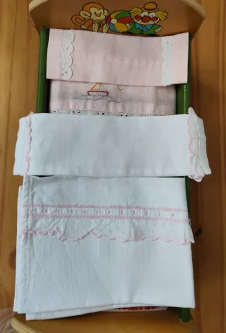 Cama de madera para muñecas