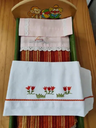 Cama de madera para muñecas