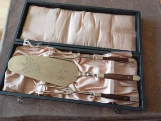 Antiguos utensilios repostería con caja