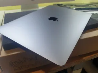 Pantalla MacBook Pro M1 A2338 Gris pequeño detalle