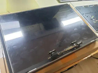 Pantalla MacBook Pro M1 A2338 Gris pequeño detalle