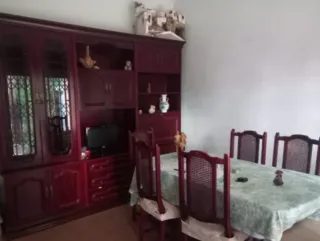 Mueble de salón y mesa con sillas  por 100€