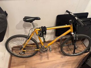 Bicicleta ciudad amarilla