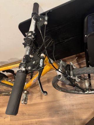 Bicicleta ciudad amarilla