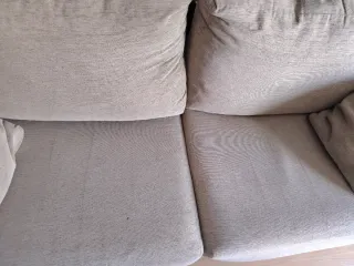 Sofá beige y mesa negra