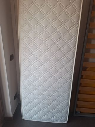 Letto singolo con rete doghe e materasso