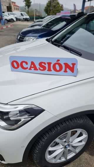 Carteles anunciadores para compraventa de coches.