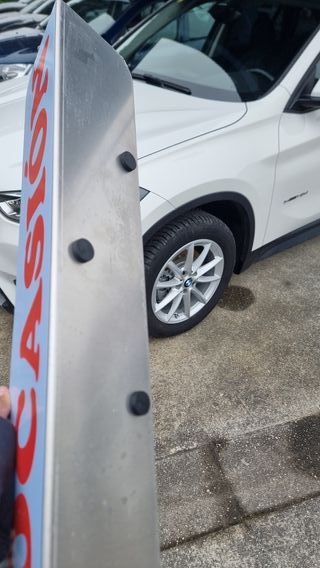 Carteles anunciadores para compraventa de coches.