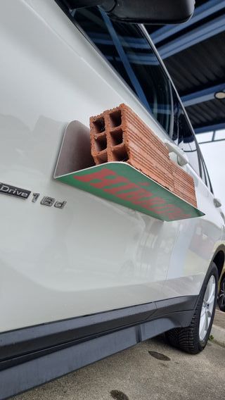 Carteles anunciadores para compraventa de coches.