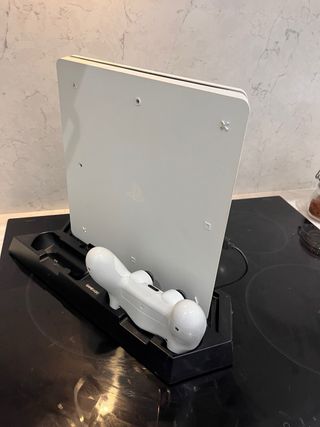 PS4 con Mando y Call of Duty Modern Warfare III