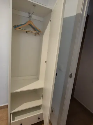 Armario blanco con puerta de espejo