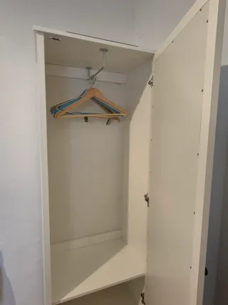 Armario blanco con puerta de espejo