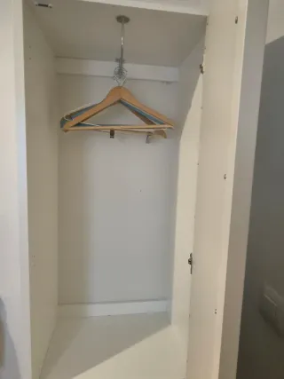 Armario blanco con puerta de espejo