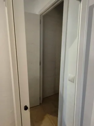 Armario blanco con puerta de espejo