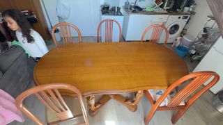 Mesa de comedor y 5 sillas de madera