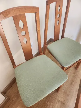 Mesa de comedor y 4 sillas de madera