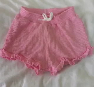 Short bebé rosa con volantes
