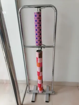 Porta rollos para papel de regalos.