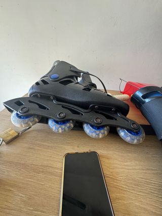 Pattini in linea neri e blu