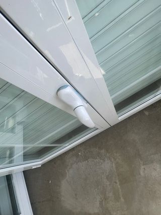 Ventana doble blanca con persiana